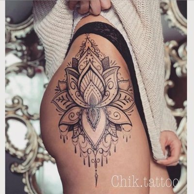  Tatouage mandala lotus du la hanche
